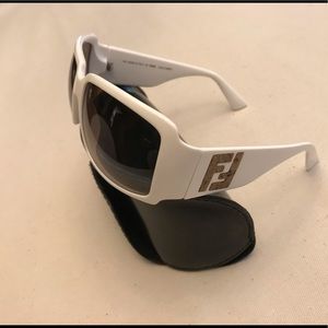 Fendi sunglasses with case, never worn!